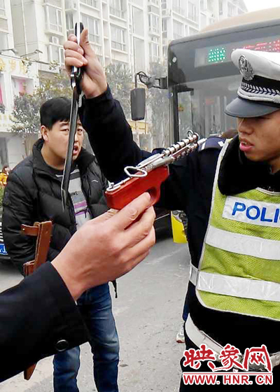 據(jù)當事交警描述，男子自知車上有刀，在車輛被逼停后，車上的另一名男子試圖將刀具交給到達現(xiàn)場的同伴。