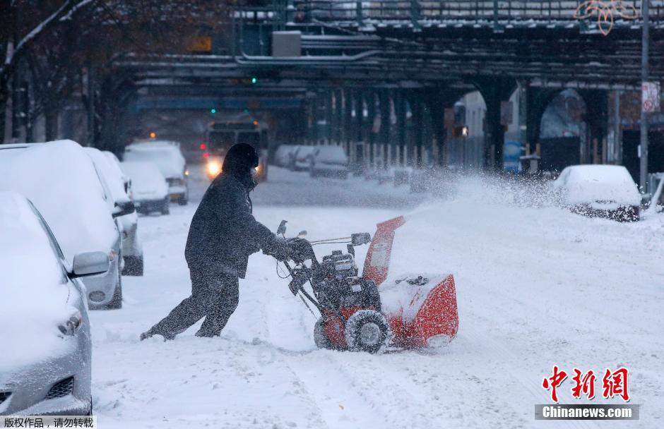 美國(guó)中東部遭暴風(fēng)雪肆虐 街頭房屋變“冰屋”