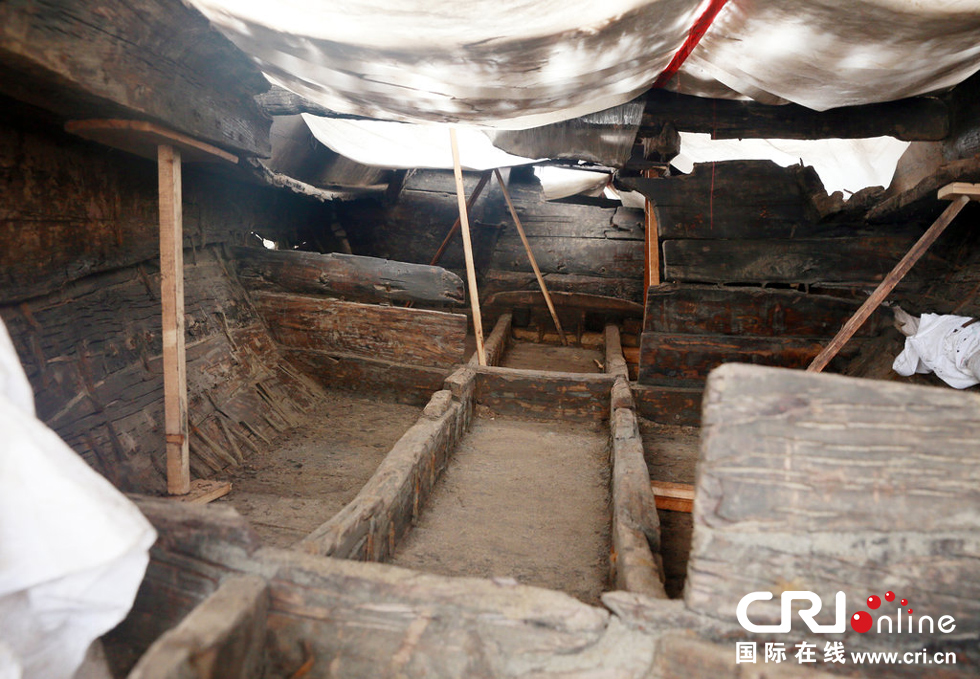 2014年1月6日，河南洛陽古沉船發(fā)掘現(xiàn)場，古沉船頭，船倉內部。