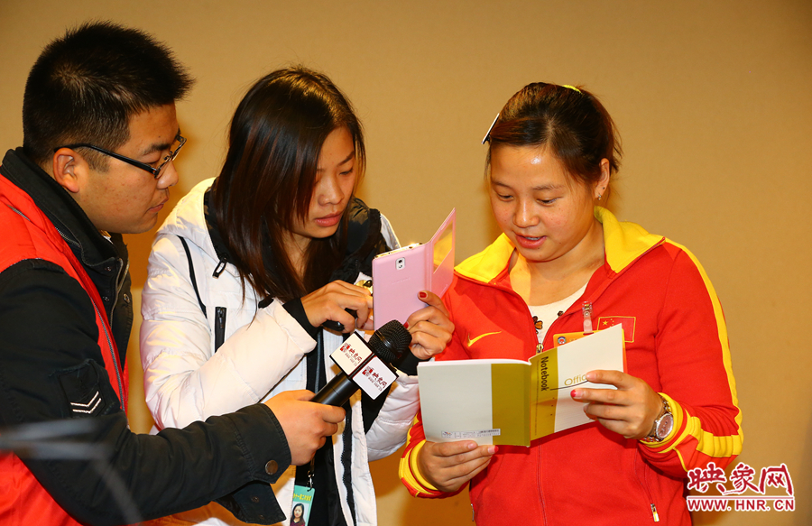 映象網(wǎng)記者現(xiàn)場(chǎng)采訪(fǎng)奧運(yùn)冠軍李雪英