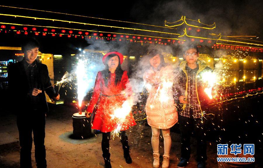 1月30日，浙江金華武義市民在燃放煙花，喜迎馬年春節(jié)。