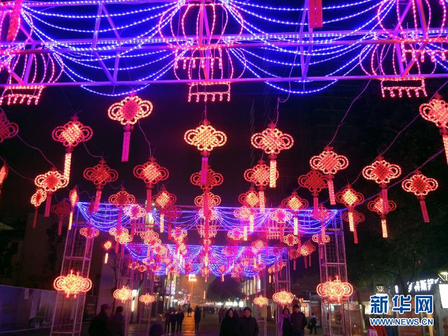 　1月30日，市民走在由中國結霓虹燈裝扮的蘇州街頭。