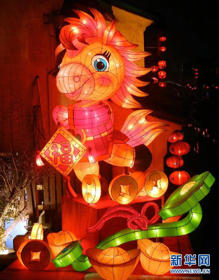 1月30日在蘇州山塘街拍攝的“福馬鬧春”彩燈景觀。