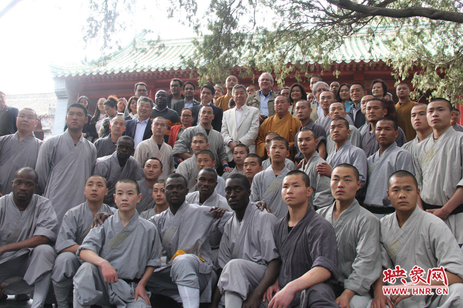 少林寺方丈、武僧與外交官留念