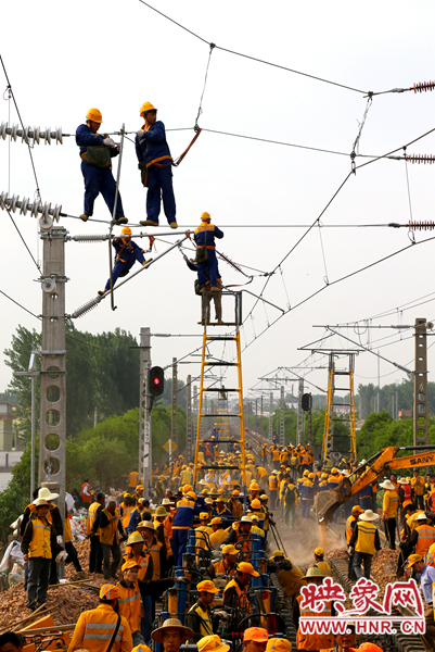 時(shí)間緊工程量大，工人們都加緊施工