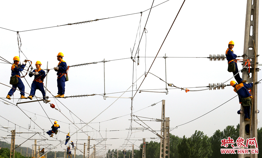 蜘蛛俠般的架線(xiàn)工人高空作業(yè)