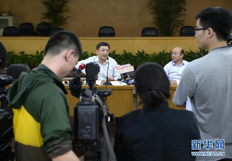  5月18日，杭州市環(huán)保局長胡偉（左）在發(fā)布會上回答記者提問。