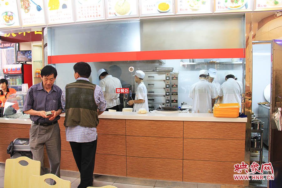 店面仍處于“試營業(yè)”狀態(tài),后廚的設(shè)備嶄新,看起來還算整潔。