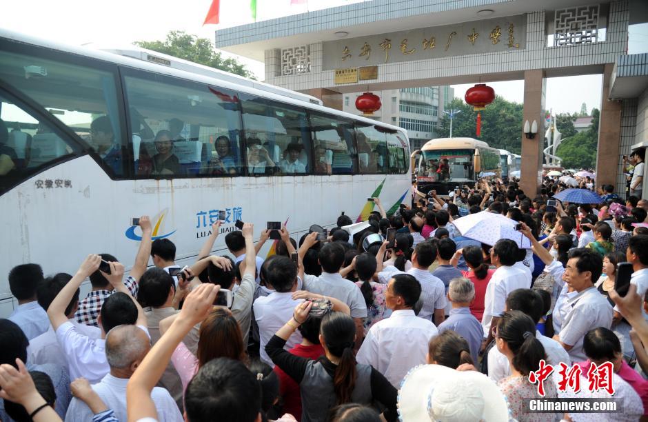 安徽毛坦廠中學考生趕考 萬余民眾“十里相送” 安徽毛坦廠中學考生趕考 萬余民眾“十里相送”