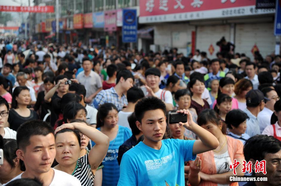 安徽毛坦廠中學考生趕考 萬余民眾“十里相送” 安徽毛坦廠中學考生趕考 萬余民眾“十里相送”