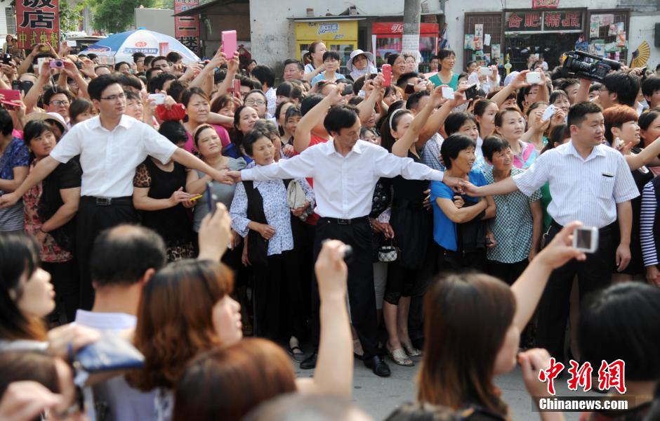 安徽毛坦廠中學考生趕考 萬余民眾“十里相送” 安徽毛坦廠中學考生趕考 萬余民眾“十里相送”