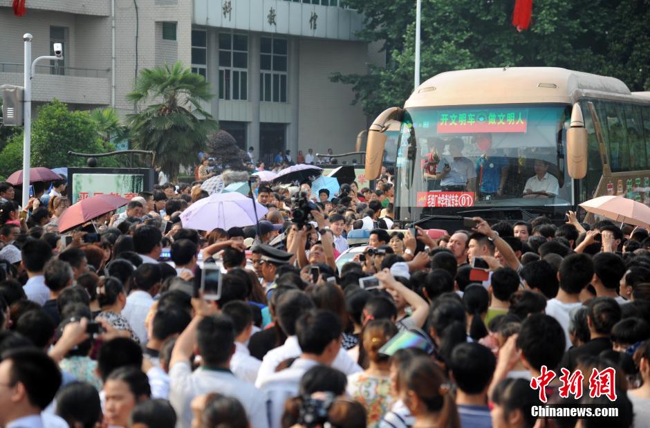 安徽毛坦廠中學考生趕考 萬余民眾“十里相送” 安徽毛坦廠中學考生趕考 萬余民眾“十里相送”