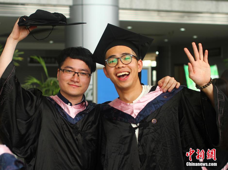 6月6日，浙江理工大學的畢業(yè)生們在校園中以賣萌、搞怪等獨具青春特色的方式告別大學生涯。中新社發(fā) 李晨