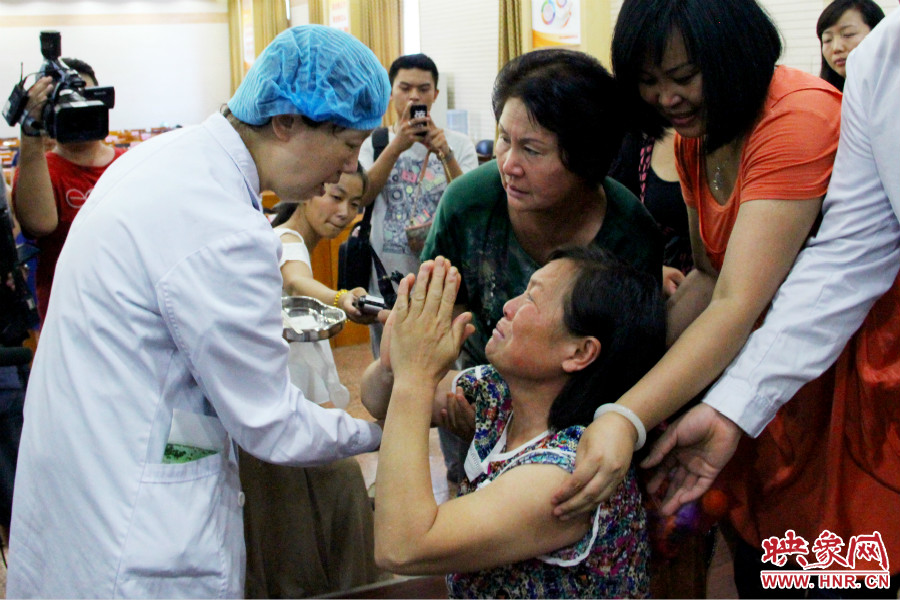 當(dāng)?shù)弥↓埬X部的鋼針成功取出，馮書(shū)想的情緒有些激動(dòng)。