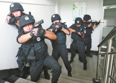 進(jìn)入樓道后，特警開始地毯式搜索。