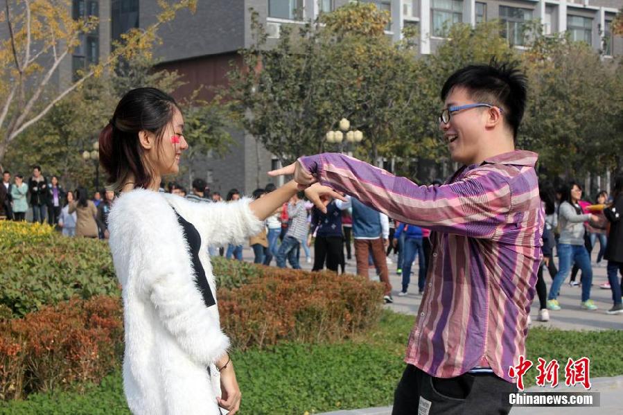 11月11日，河南財(cái)經(jīng)政法大學(xué)校園內(nèi)，300名在校大學(xué)生在上演了一出“光棍”也瘋狂的“快閃”大戲。