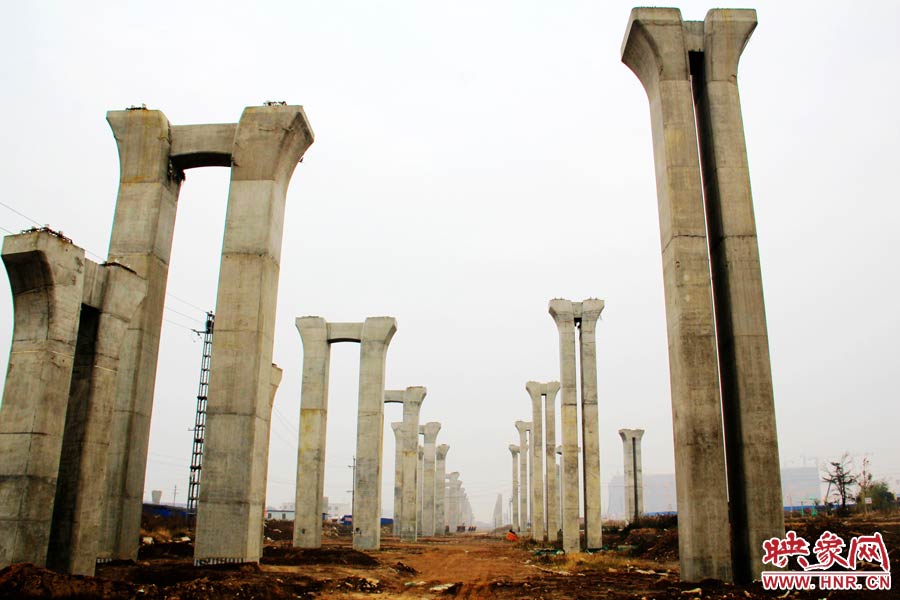 橋墩聳立，一片荒涼。