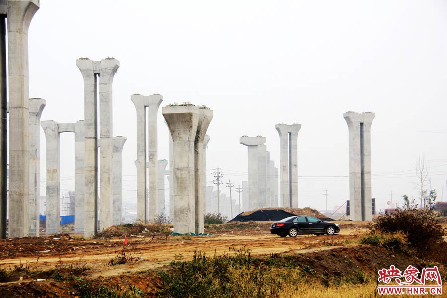 施工項目部偶爾會有車輛來往。