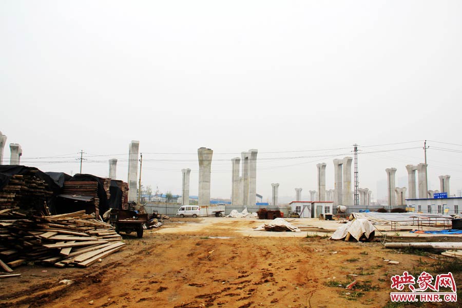 項目已經(jīng)停工數(shù)月，施工工地上很難見到工人，設(shè)備也很少。