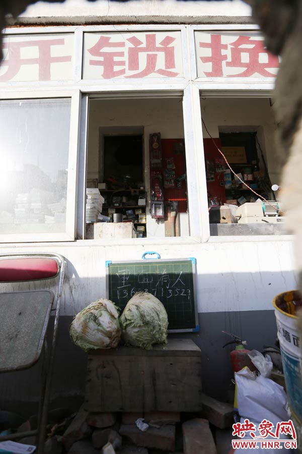 一家開鎖的商戶掛了一個(gè)牌子，上面寫著“里面有人”，提醒市民這里正常營業(yè)。