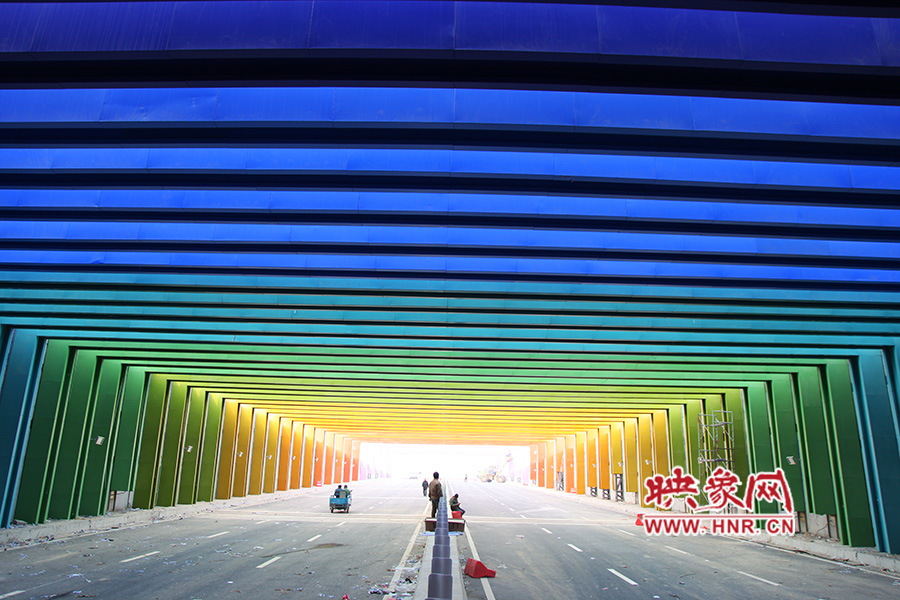 出隧道時(shí)由顏色過(guò)渡為紫色。