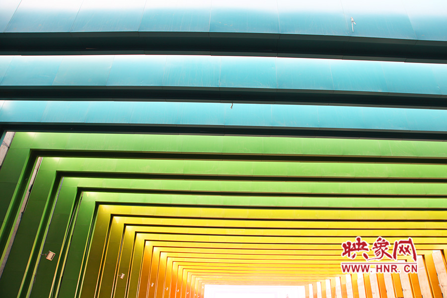 線條的明暗變化令人感覺(jué)夢(mèng)幻般神奇。