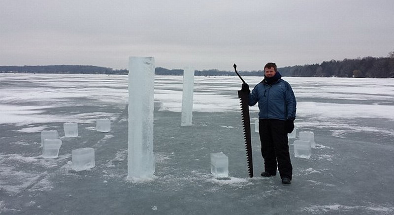 　這5名美國人使用鏈鋸和冰刀切割冰塊，用了2周時間才建成巨大的冰柱巨石陣。（網頁截圖）