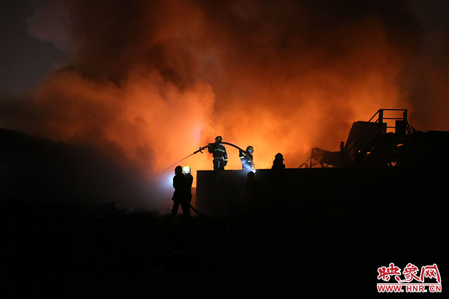 消防官兵在滅火 消防官兵在滅火