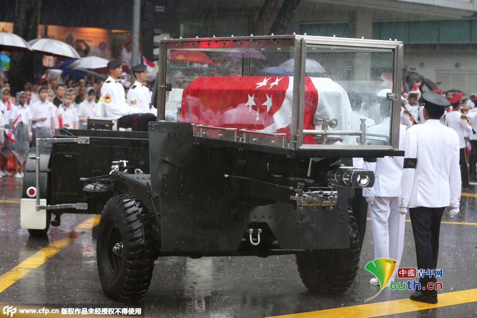 民眾冒雨在街頭守候 民眾冒雨在街頭守候