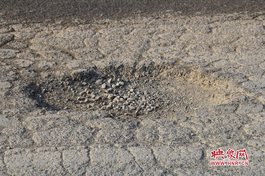 東風(fēng)路上的大坑隨處可見 東風(fēng)路上的大坑隨處可見
