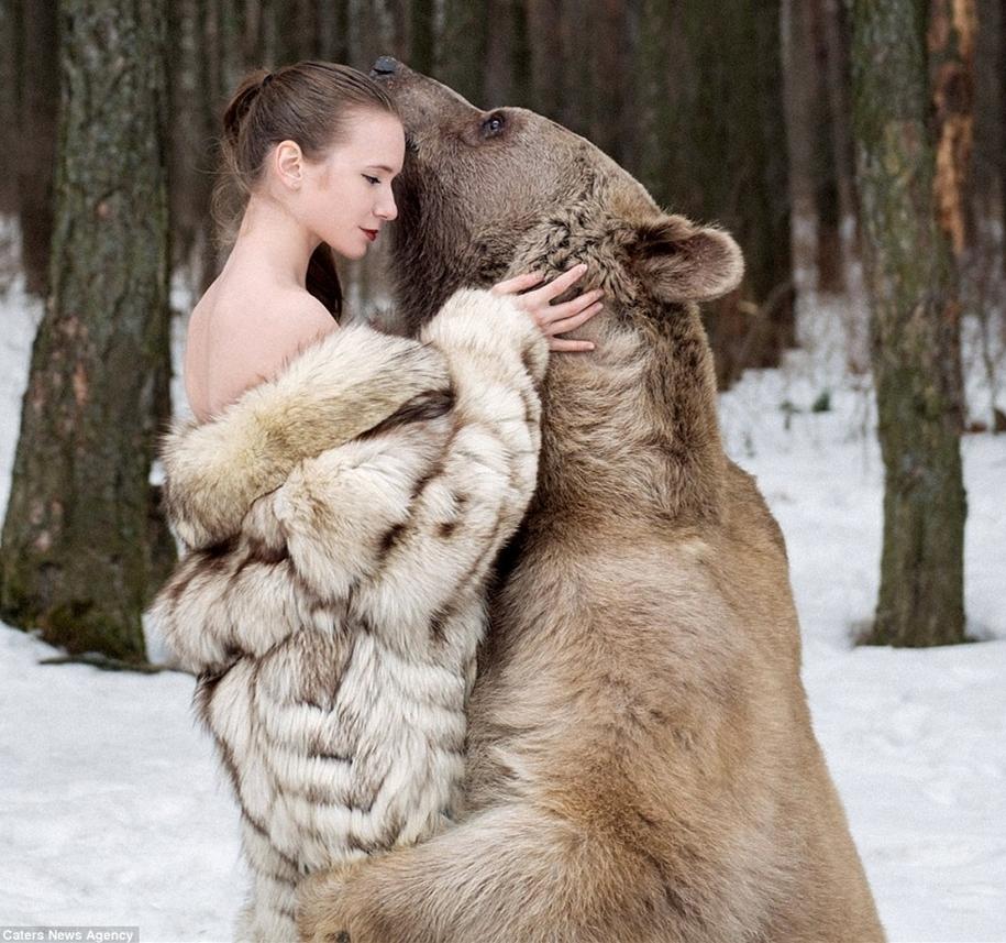 “明星”棕熊與性感女模擺拍 盡顯紳士風(fēng)度 “明星”棕熊與性感女模擺拍 盡顯紳士風(fēng)度