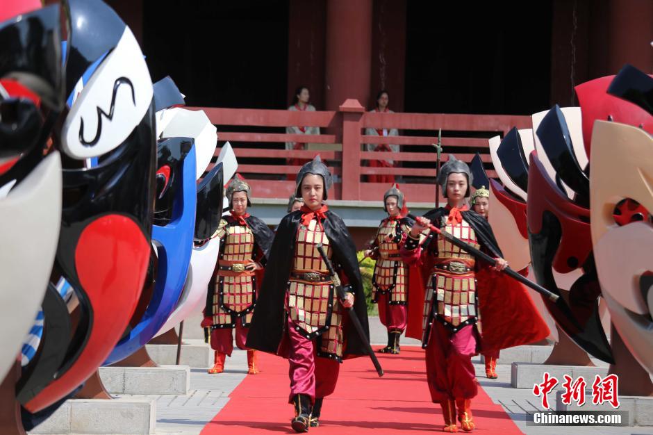 河南三國(guó)文化周 佳麗戎裝演繹“三國(guó)八美” 河南三國(guó)文化周 佳麗戎裝演繹“三國(guó)八美”