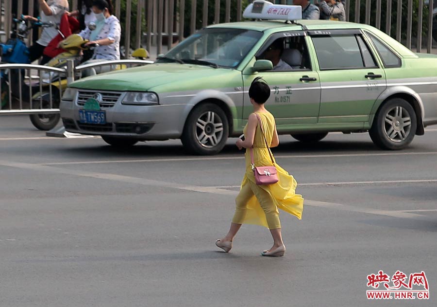 飄逸的長裙，在街頭很吸引眼球