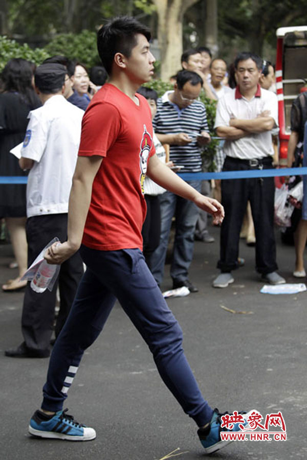 鄭州回中考點(diǎn)，考生自信入場(chǎng)。