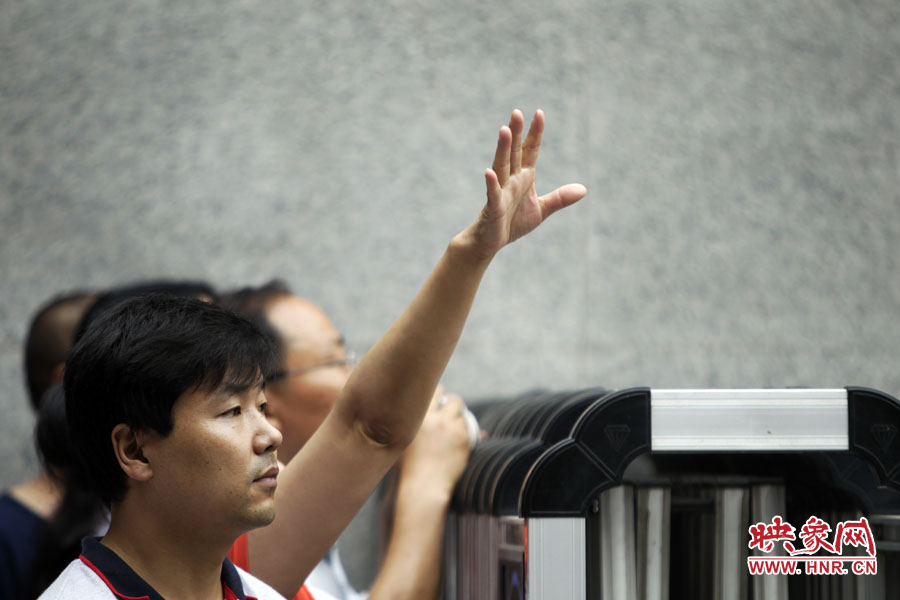 6月7日，鄭州回中考點(diǎn)。“嘿，我在這兒！”一名家長(zhǎng)招呼自己的孩子