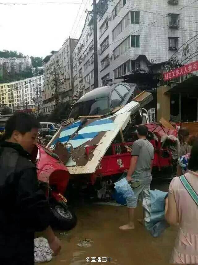 四川南江暴雨引洪水 數(shù)百輛車(chē)被淹成“廢鐵”