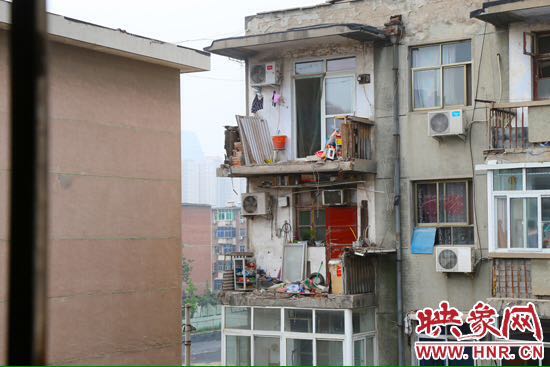 樓上多處陽臺出現(xiàn)裂縫，隨時有掉落危險