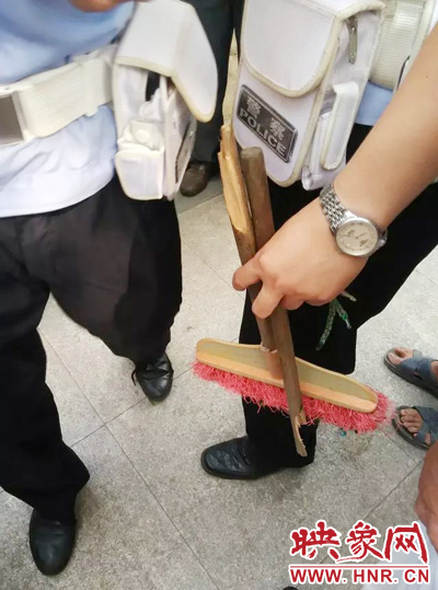 老太從環(huán)衛(wèi)工手中奪過掃帚，用腳踩斷，用力向環(huán)衛(wèi)工人的手上和腿上敲去。