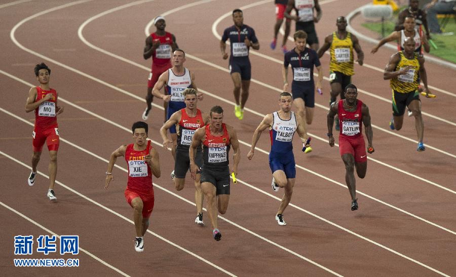 中國隊選手謝震業(yè)（左前）在比賽中。