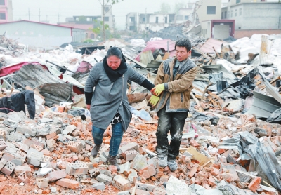 腳下是曾經(jīng)的公司，王琳夫婦內(nèi)心十分悲痛