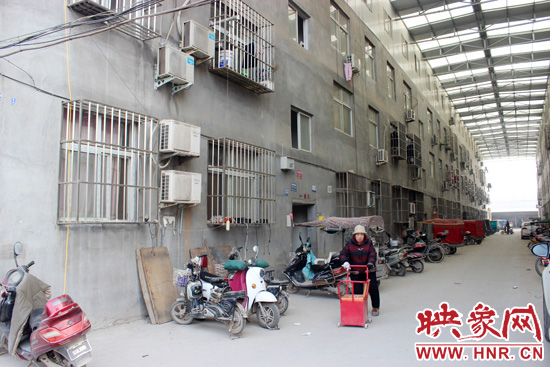 三棟居民樓沒有任何手續(xù)，沒有房產(chǎn)證，售價超級低。