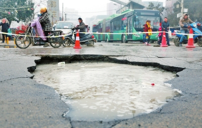　路面陷了個(gè)大坑，下面是自來水公司的主管道。