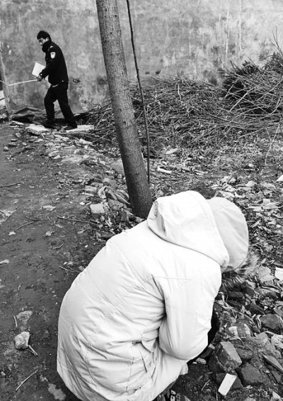 案發(fā)現(xiàn)場(chǎng)附近，死者的姐姐在痛哭。