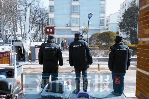 小區(qū)門口有兩撥保安把門，分屬不同的物業(yè)公司