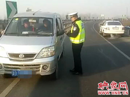 2月3日，一名男子因錯(cuò)過了路口不顧自身安全竟然在高速上逆行，被焦作高速交警逮個(gè)正著。