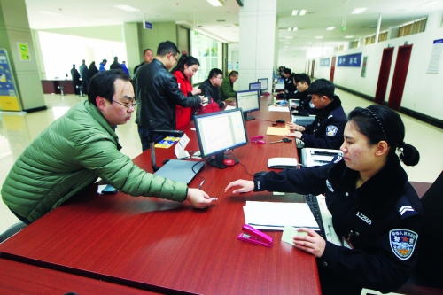 第一天上班來車管所辦理業(yè)務(wù)的人并不多