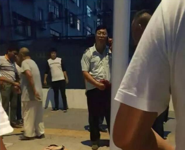 網傳商販與執(zhí)法城管發(fā)生爭執(zhí) 持刀捅傷2城管