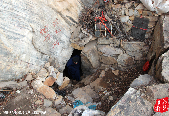 老崔說，以前就經(jīng)常半夜做夢(mèng)，夢(mèng)到女媧娘娘在召喚自己。上山以后，居住附近，竟然真的有一個(gè)地母洞，也不知是誰供奉了女媧娘娘的神像，后來這兒似乎成了老崔的獨(dú)家道場(chǎng)。