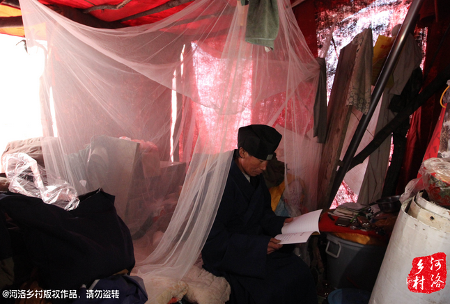 鄰居因?yàn)榱獯?，弄壞了他幾根肋骨，他要求鄰居一萬塊錢賠償，經(jīng)有關(guān)部門協(xié)調(diào)，最終以八千塊錢了結(jié)。老崔理直氣壯的說：這不是對(duì)我的賠償，這是褻瀆女媧娘娘的懲罰。