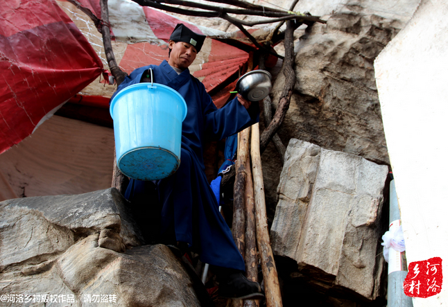 老崔居住的地方?jīng)]有通電，有了手機(jī)之后，就多了一項(xiàng)差事，隔天需要下山找地方給手機(jī)充電。一年多來，經(jīng)常上山下山，加上誦經(jīng)燒香，老崔的身體硬朗了很多，山路上行走，甚至比途經(jīng)的驢友更加迅速。